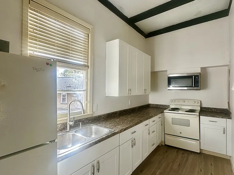 501 W Gordon St — Photo 3