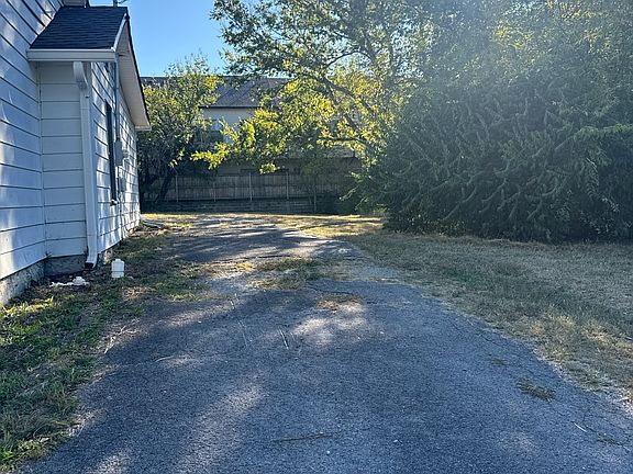 3rd image of 216 Burdock St