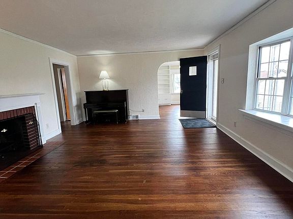5th image of 130 Trump Ave