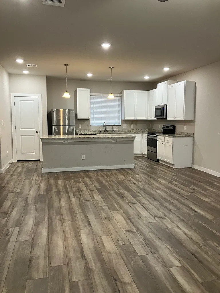 3 bed, 3.5 bath, 1931 sqft, $2,295 — Photo 3