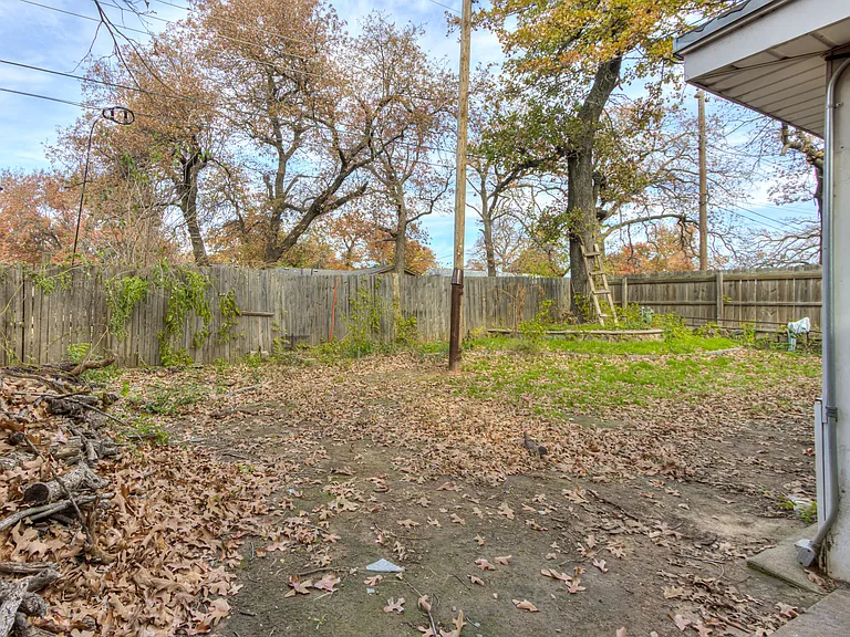 7109 NW 6th St — Photo 37