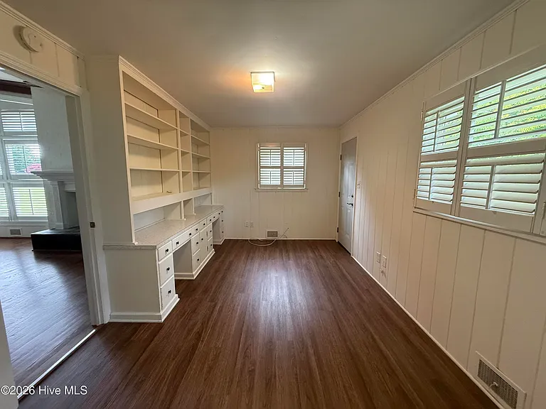 301 Graham St — Photo 10