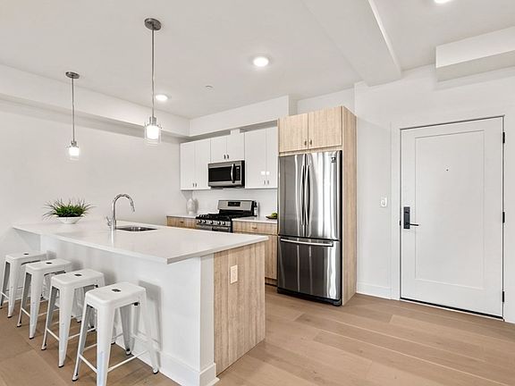 2nd image of 917 Bennington St #305