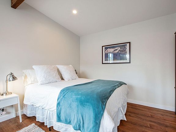 3rd image of 431 Athol Ave #B