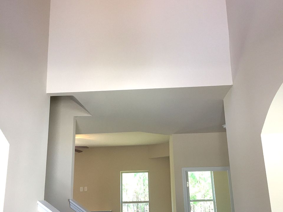 2-story foyer with hardwoods