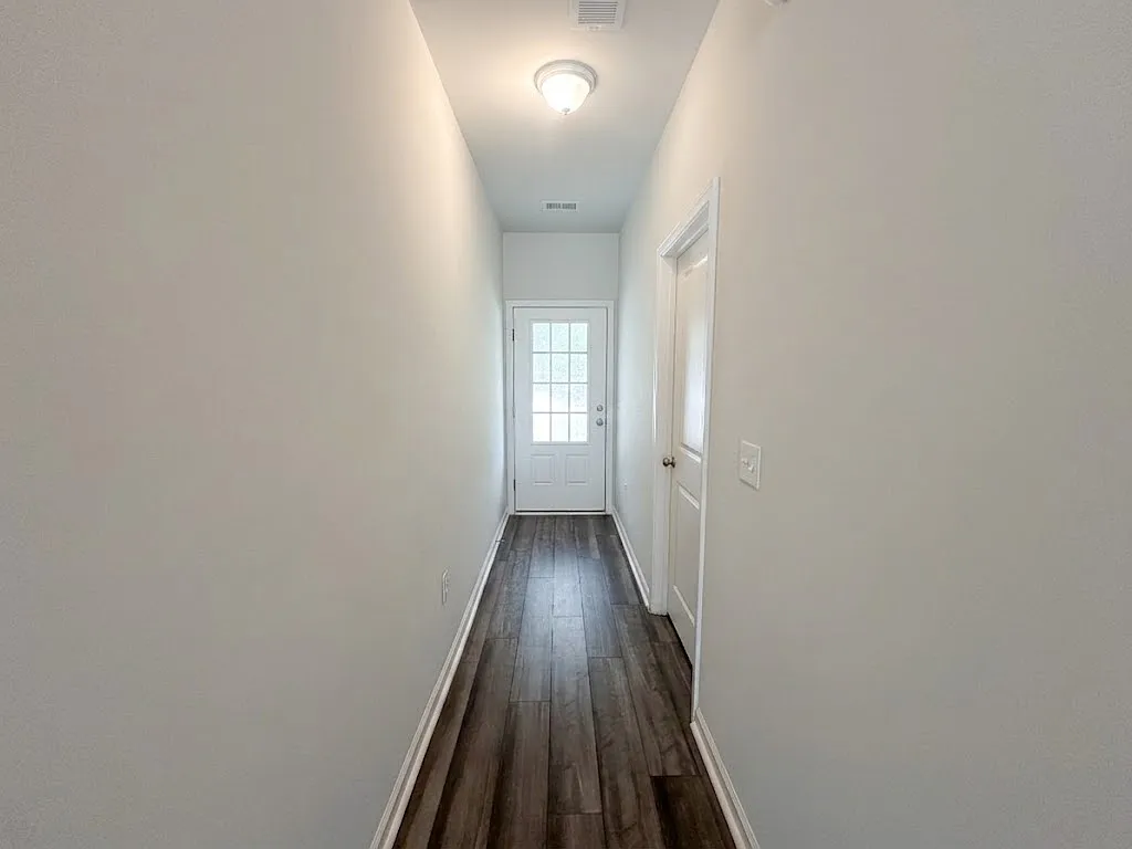 4 bed, 2290 sqft, $2,600 — Photo 2