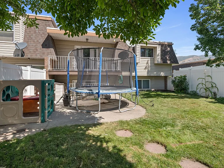 553 N 200 W — Photo 30