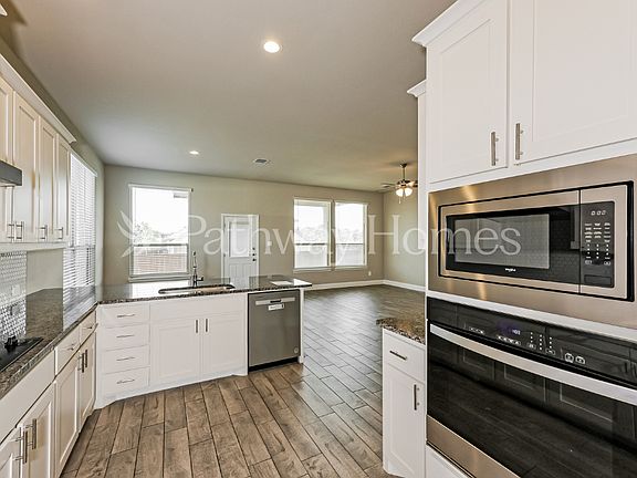 5th image of 838 Poppie Ln