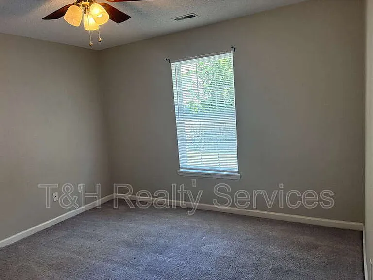 636 Locust Grove Ln — Photo 11
