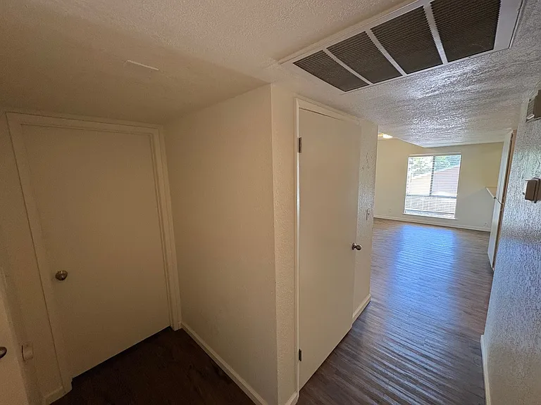 212 N Crenshaw St — Photo 7