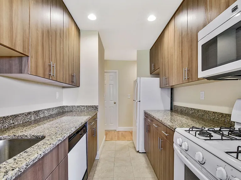 Heritage House Apartments — Photo 45