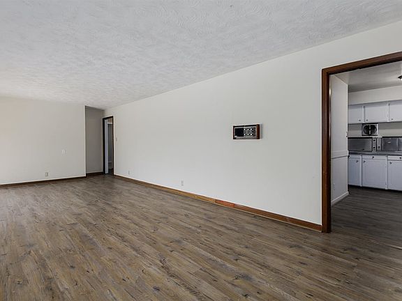 5th image of 360 Amherst Dr
