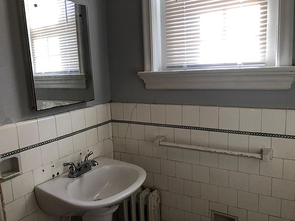 3rd image of 3427 W Grace St APT 5