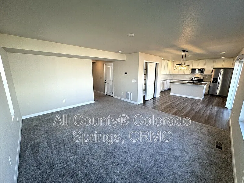 4 bed, 2.5 bath, 2788 sqft, $2,550 — Photo 2
