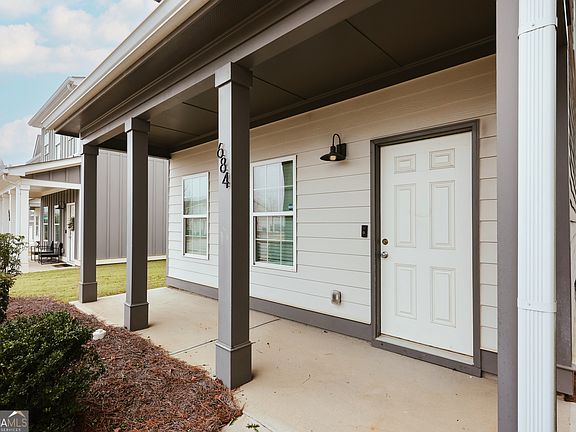 4th image of 684 W Vincent Dr