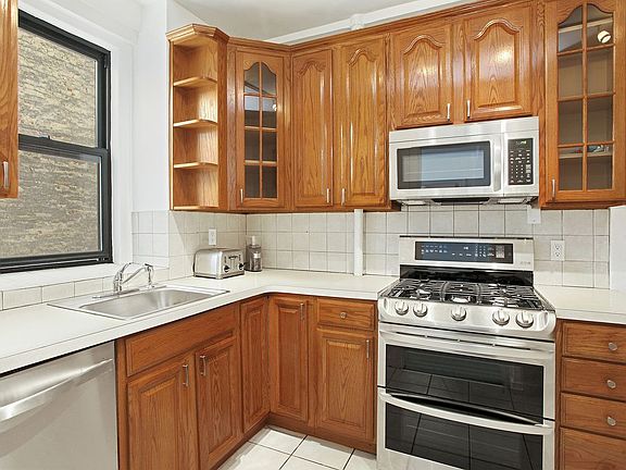 3rd image of 320 W 89th St APT 2A