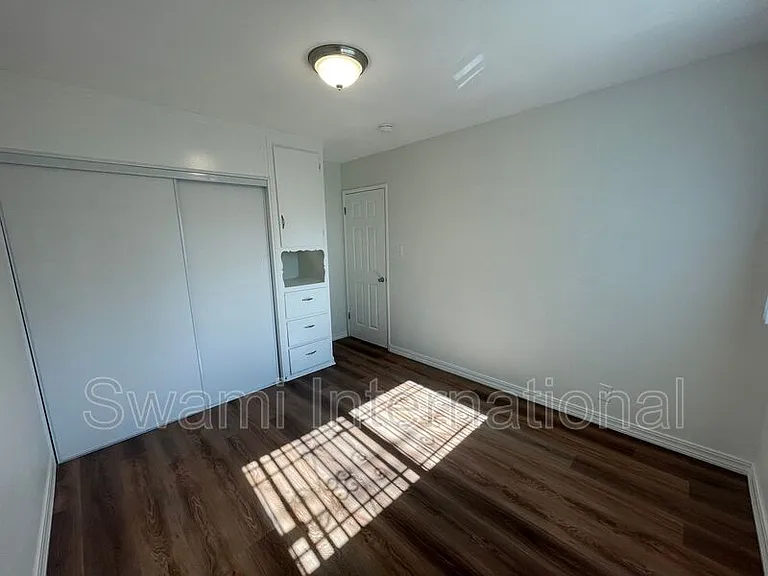 724 W 80th St — Photo 10