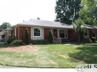 1033 N Brys Dr, Grosse Pointe Woods, MI 48236