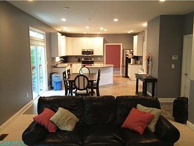 3rd image of 403 River Oaks Dr