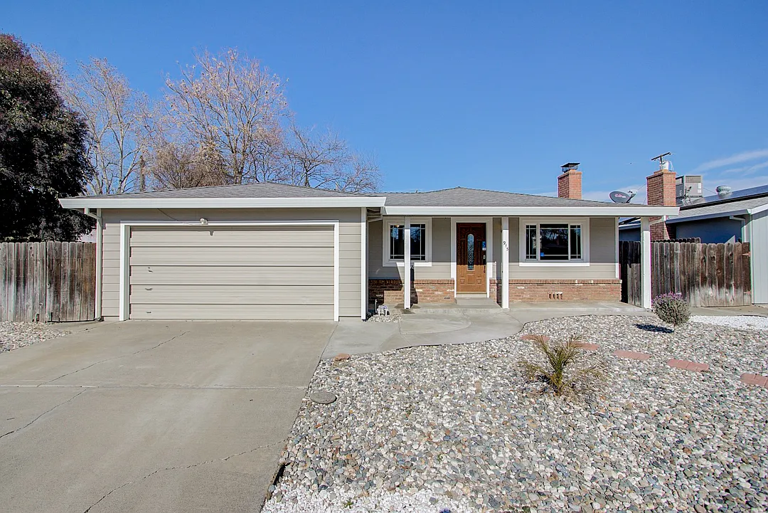 915 Archer Dr photo 1