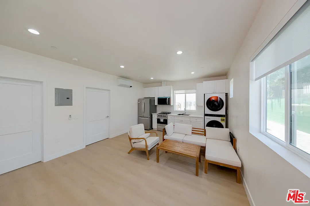 2 bed, 2.0 bath, 762 sqft, $2,300 — Photo 1
