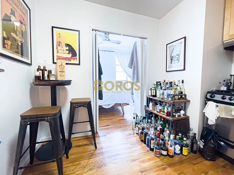 215 E 10th St #21 — Photo 4