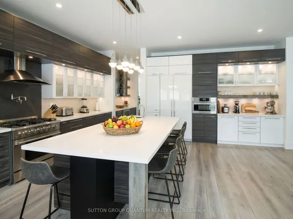 700 Hillcrest Rd, Pickering, ON L1W 2P1