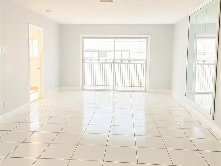 1001 SE 3rd St #3 — Photo 3