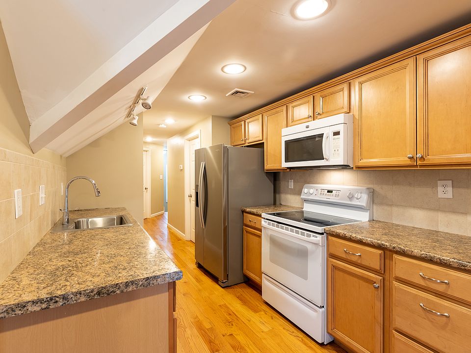 1st image of 772 Farmington Ave Suite 3