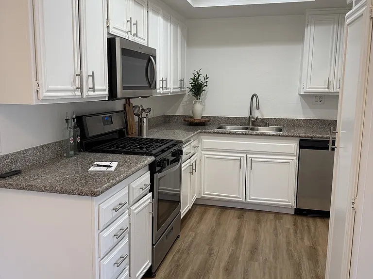 750 S Highland Ave #O — Photo 3