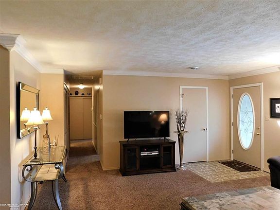 5th image of 8141 Carriage Hill Dr