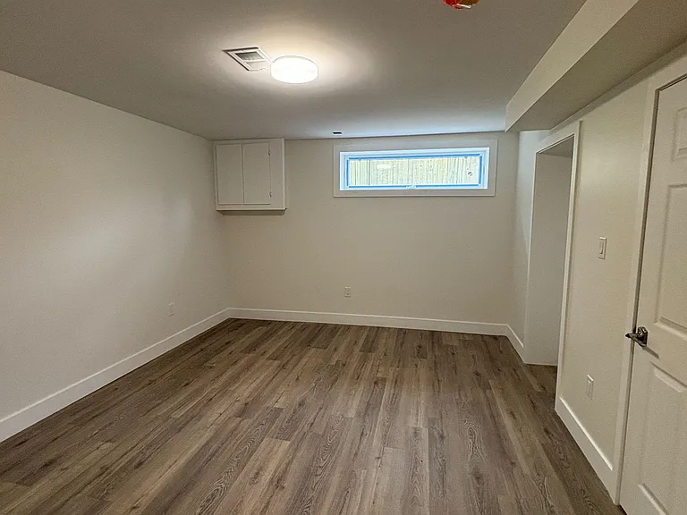 145 Riverhead Dr #BASEMENT — Photo 6