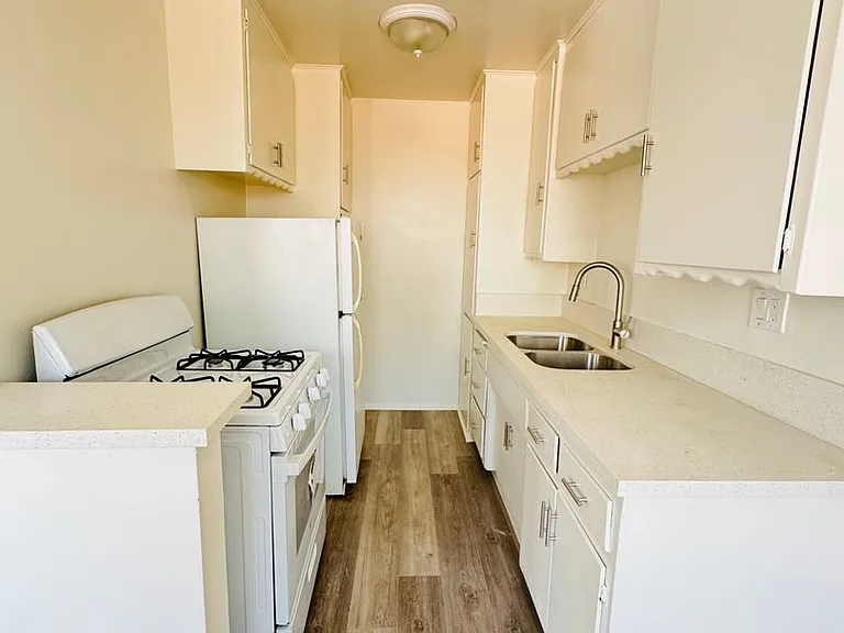1049 N Mariposa Ave — Photo 6