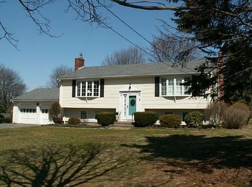 Hingham Family Neighborhood Close To Commuter Rail Station