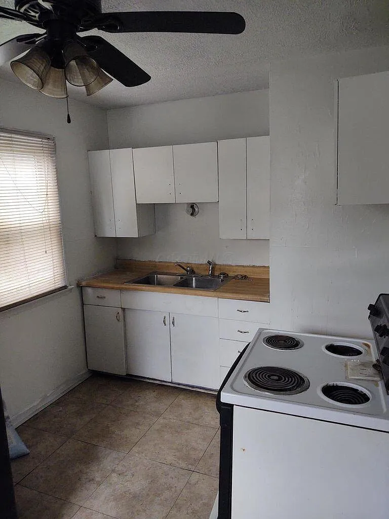 3 bed, 1.0 bath, 1023 sqft, $1,710 — Photo 1