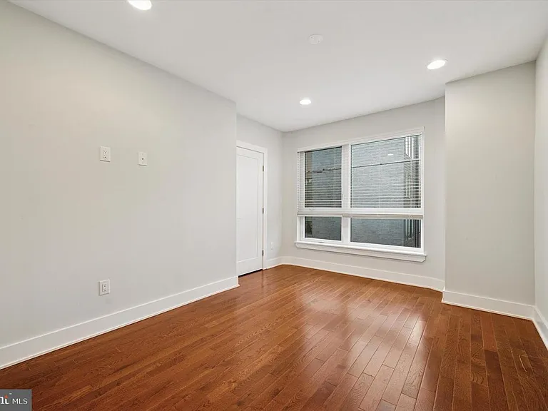 192 W Oxford St — Photo 12