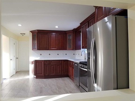 4th image of 39 Pine Neck Ave