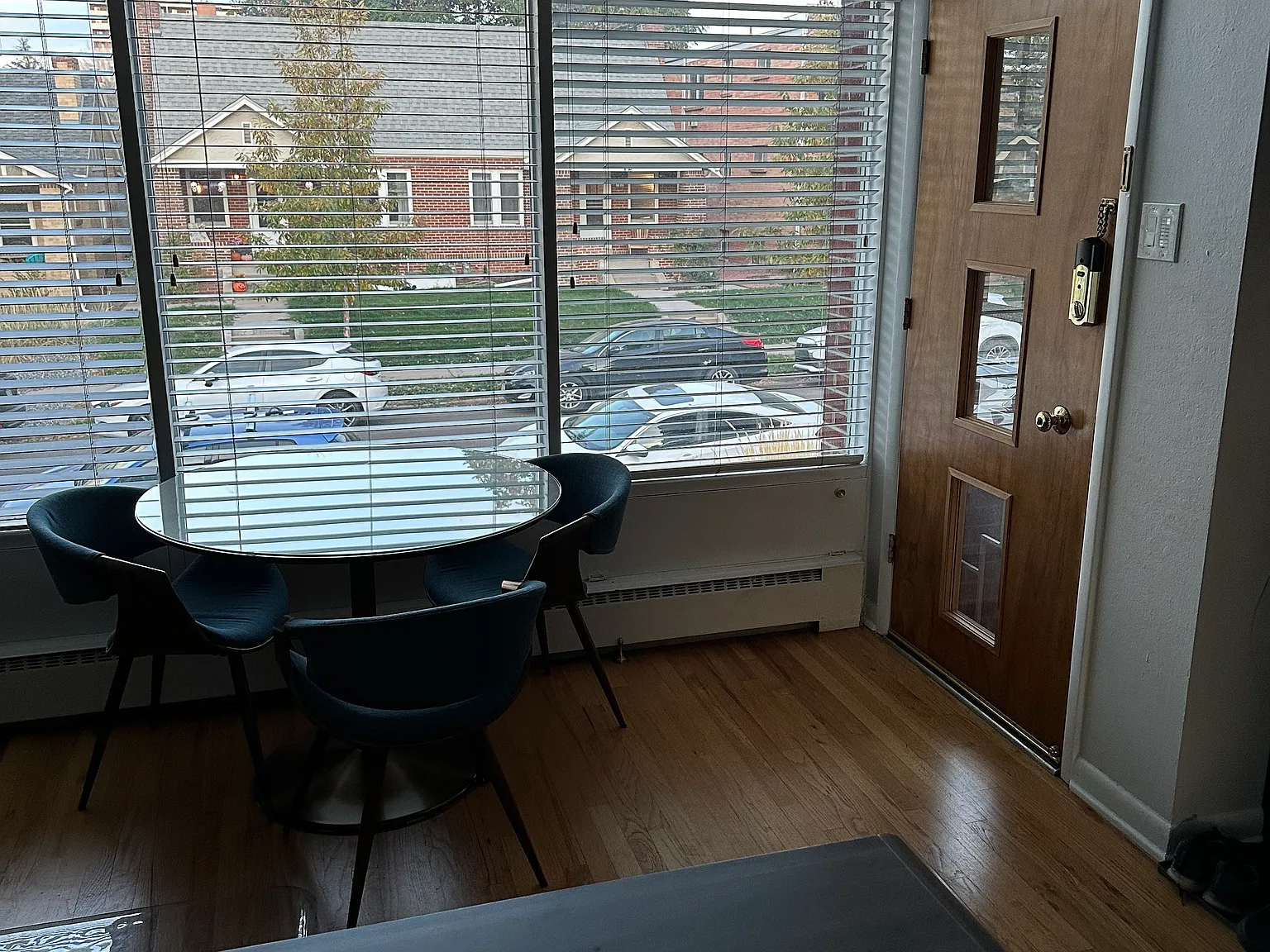 2 bed, 758 sqft, $2,400 — Photo 2