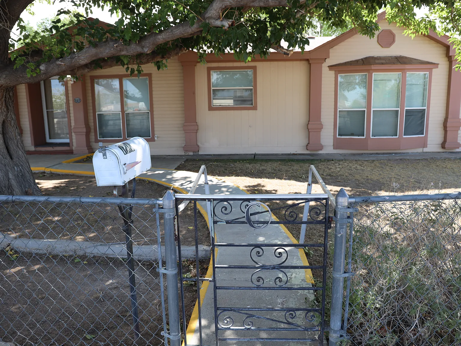 4 bed, 2240 sqft, $2,500 — Photo 2
