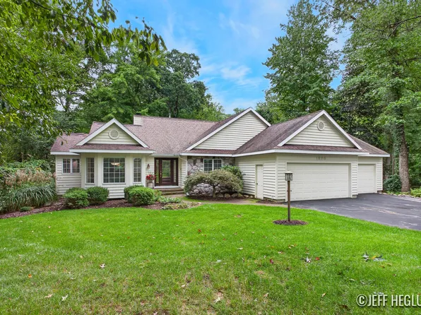 1926 Country Brook Dr SE, Ada, MI 49301