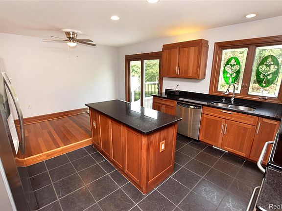 5th image of 2182 Wiggins Rd