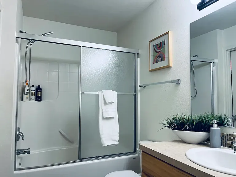 2.5 bathrooms with full tub/showers