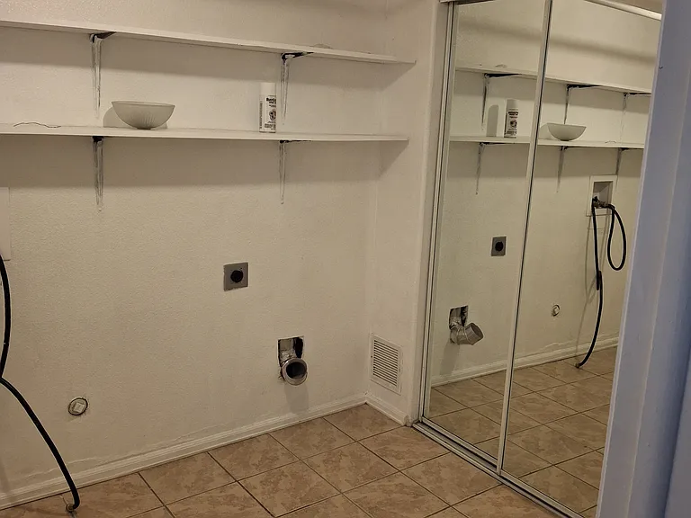 908 S Harmony Dr — Photo 3