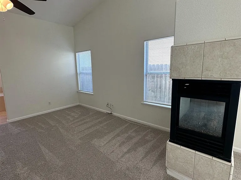 6678 N Western Ave — Photo 14