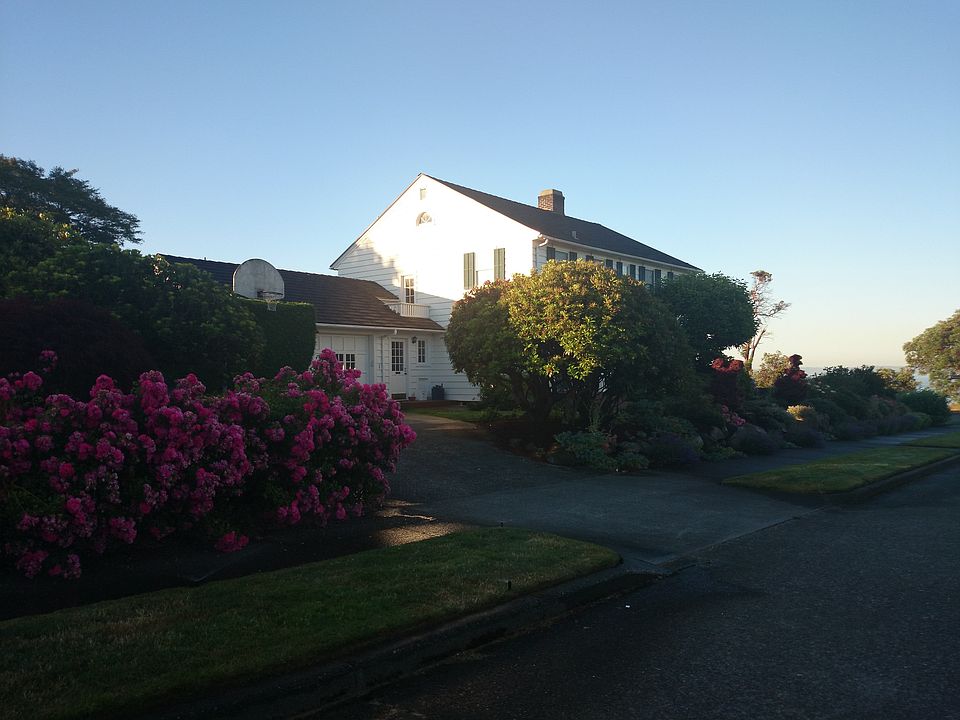 2nd image of 1676 Magnolia Blvd W