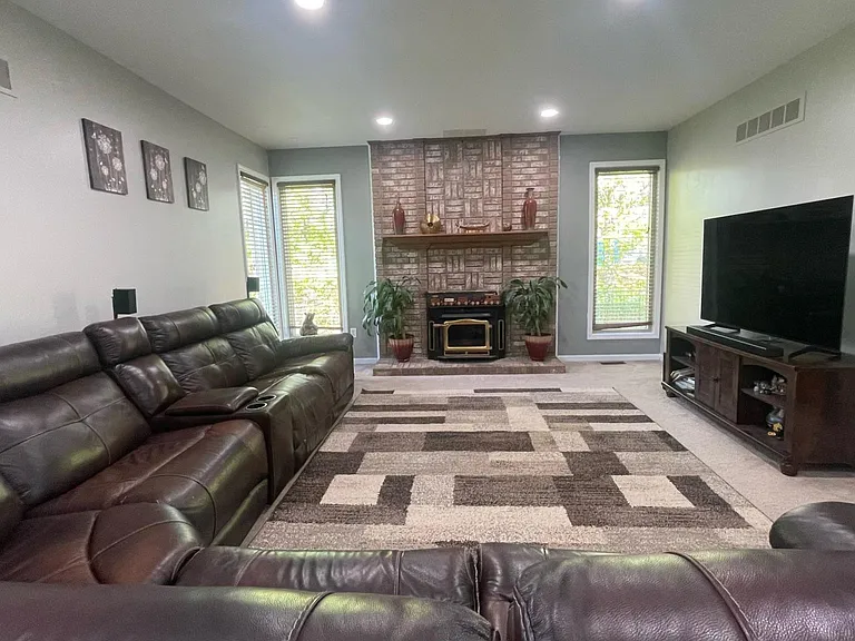 1027 Congress Dr — Photo 3