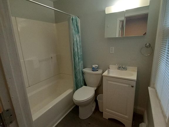 4th image of 393 Waterman Ave