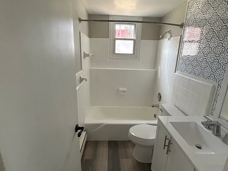 600 E Superior St #4 — Photo 6