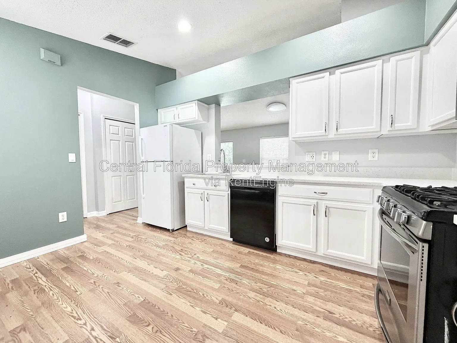 3 bed, 2.0 bath, 1108 sqft, $2,199 — Photo 2