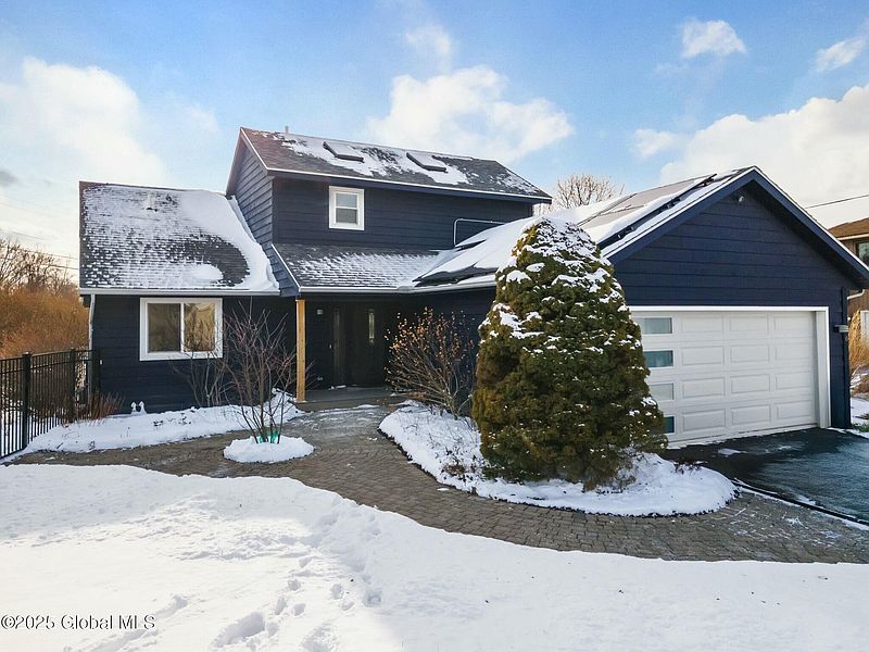 3rd image of 6 Cedarcrest Drive
